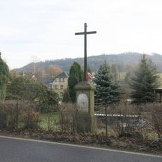 Kříž v zahradě domu 51 v Horním Šenově