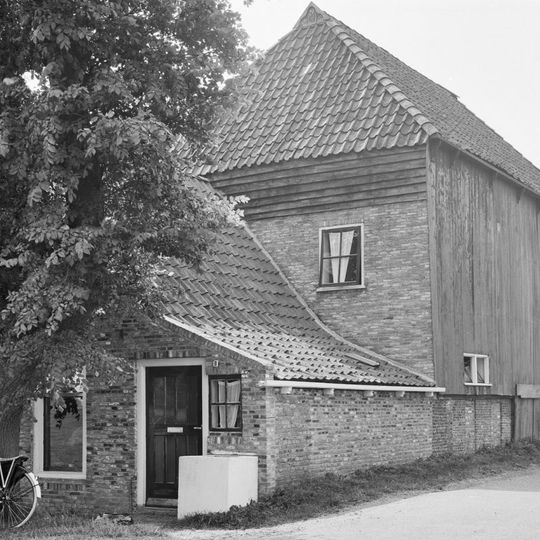 Keuterijtje met woongedeelte onder zadeldak tegen topgevel en met rechthoekig schuurgedeelte in de vorm van een met hout beklede hooiberg