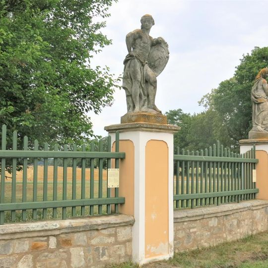 Alegorická socha Prosinec v ohradě zámecké zahrady ve Veltrusech