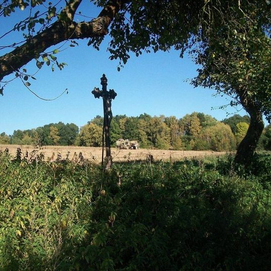 Kříž u Mlýnů u polní cesty