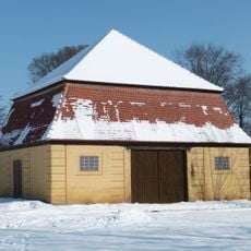 '''Gondelschuppen''' (heute Wohnhaus) (Einzeldenkmal zu ID-Nr. 09301072) Fasanerie 3