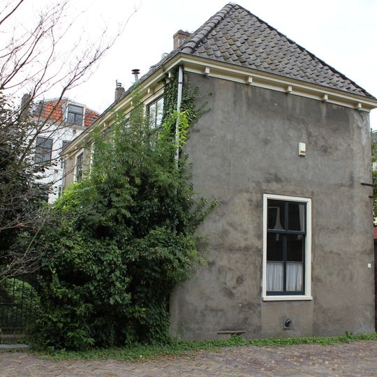 Huis, gelegen achter Trans 17, met twee bouwlagen en een kap loodrecht op de Trans