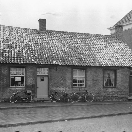 Pand zonder verdieping, onder pannen zadeldak, dat doorloopt over nr 12