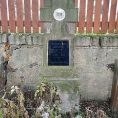 Kříž v Brodeslavech u kapličky