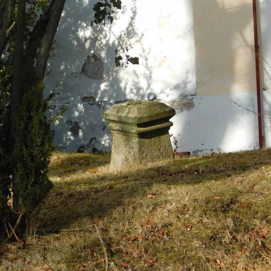 Kříž u kostela ve Velkých Popovicích