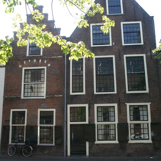 Pand met een trapgevel en een tuitgevel met vlechtingen