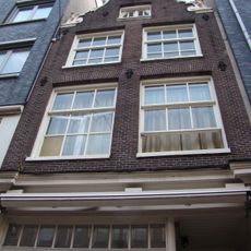 Pand met uit- en ingezwenkte halsgevel