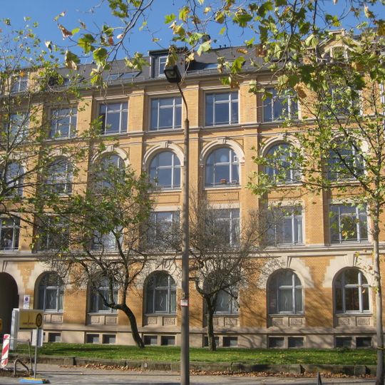 Mietshaus in geschlossener Bebauung mit Vorgarten Straße der Nationen 73; 75