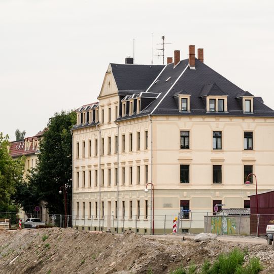 Mietshaus in offener Bebauung in Ecklage Uferstraße 5