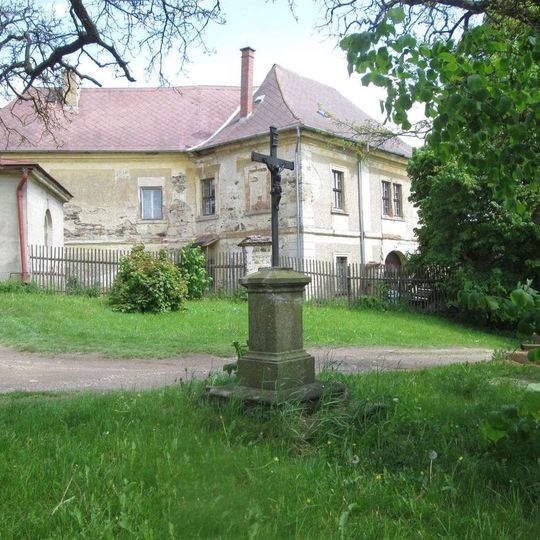 Kříž v Číhané u kostela