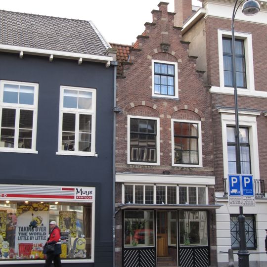 Pand met trapgevel, versiering met natuurstenen blokken, gevelsteen met davidster