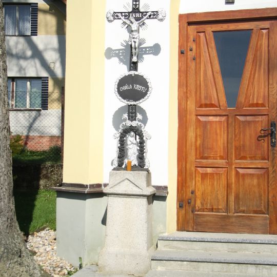 Kříž u kaple v Lískách