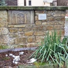 Relieftafel (Gekreuzigter) in der Hofmauer eines Bauernhofes Bärenklauser Straße 3