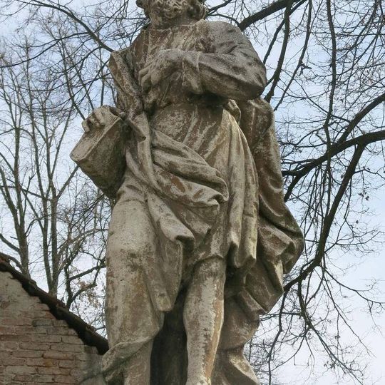 Socha svatého Petra u brány ke kostelům v Kaplici