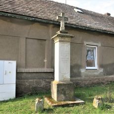 Kříž u domu 81 v Kmetiněvsi