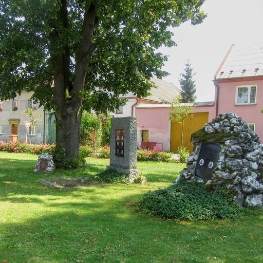 Pomník padlým v Hnojicích u kostela