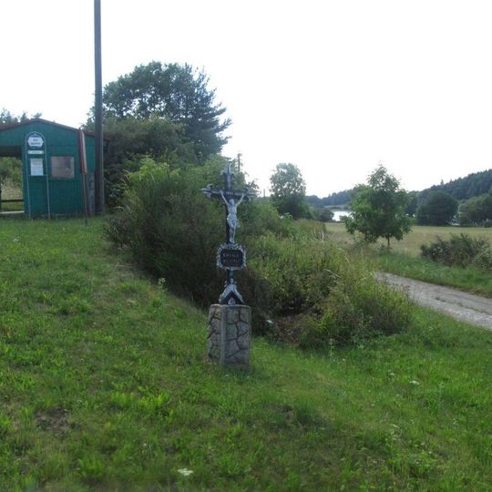 Kříž západně od Černic u křižovatky