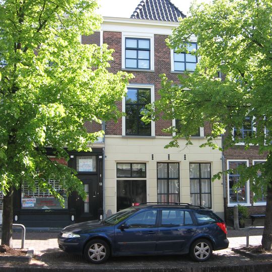 Pand onder schilddak en met gepleisterde lijstgevel