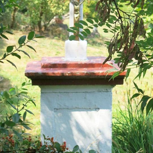 Kříž v zahradě domu 73 v Dolní Lukavici