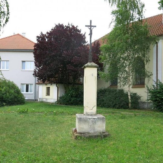 Kříž u kostela v Horních Počaplech