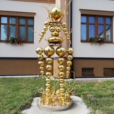 Skleněná plastika u Městského úřadu v Kamenickém Šenově (2)