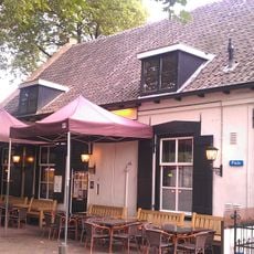 Pand met topgevel, gepleisterd