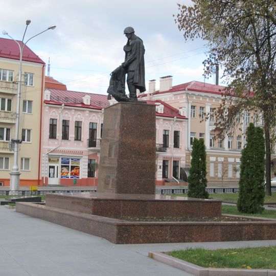 Memorial to fallen soldiers at Pracy Square