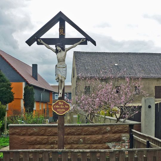 Wohnhaus, Scheune und Seitengebäude eines Bauernhofs, dazu Betkreuz Hauptstraße 13