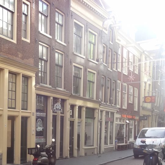 Pand met gevel onder rechte lijst