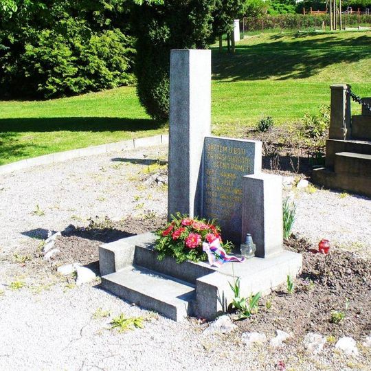 Pomník obětem okupace 1939-1945 u školy ve Staré Pace