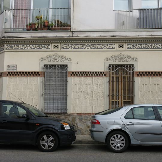 Cases amb pati al carrer Rafael de Casanova, 45-49