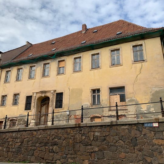 Wohnhaus in Ecklage, mit mehreren Hintergebäuden um zwei Höfe sowie Seitengebäude an der Straße Ziegenberg Dresdner Straße 19