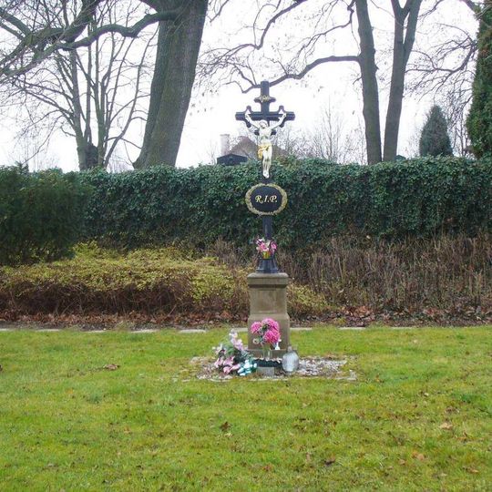 Kříž před hřbitovem v Čestlicích