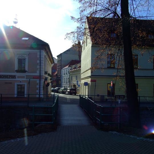 Lávka přes Mlýnskou stoku u Plachého ulice