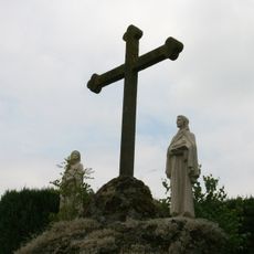 De calvarieberg met beeldengroep op kerhof Sint Lambertus