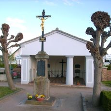 Friedhofskapelle, drei Betkreuze, ein Grabmal und Kriegerdenkmal für die Gefallenen des Zweiten Weltkrieges Kamenzer Straße (auf dem Friedhof)