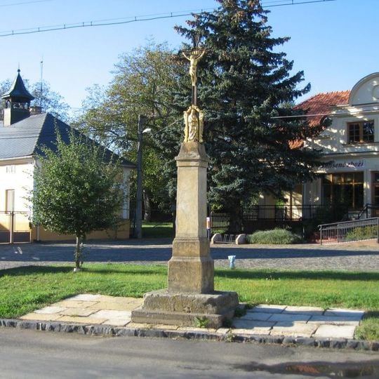 Pamětní kříž u obecního úřadu ve středu Kluk