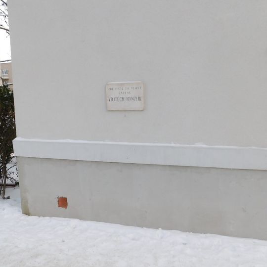 Pamětní deska Vojtěcha Hanzlíka na domě Kladenská 76/23 ve Vokovicích