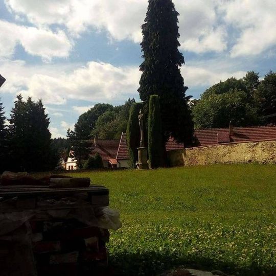 Kříž ve Zhoři u kostela