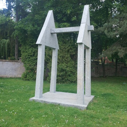 Kamenná plastika na nábřeží u hřbitova v Písku