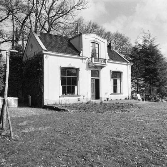 Oranjestein, drie dienstwoningen:  Zwitsershuisje,  dienstwoning, tuinmanswoning