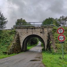 Železniční most přes silnici III/15914 u Stěžerova