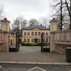 Herrschaftliches Wohnhaus mit zwei Seitengebäuden und Einfriedung Salzstraße 54