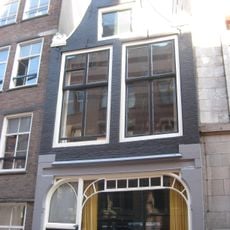 Pand met ingezwenkte halsgevel