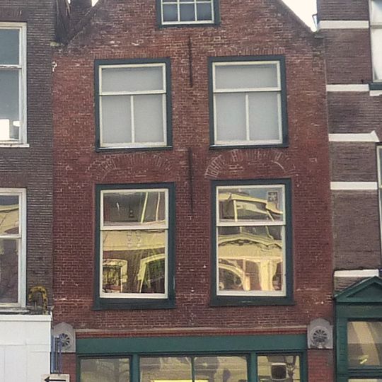 Pand met tuitgevel, moderne winkelpui