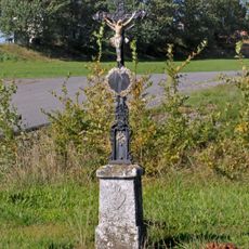 Kříž východně od Vokova u průmyslových objektů