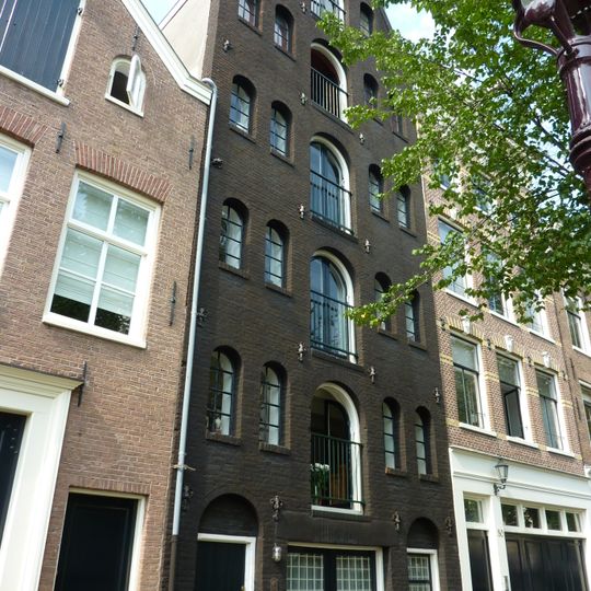 Pakhuis met puntgevel
