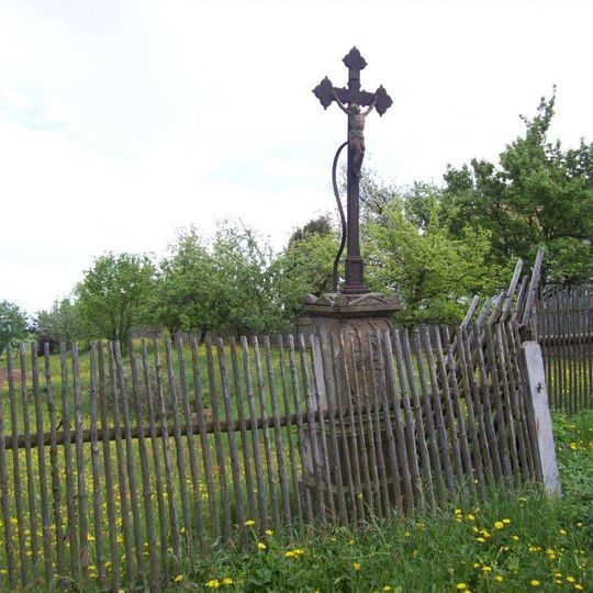 Kříž za plotem ve Vrážném