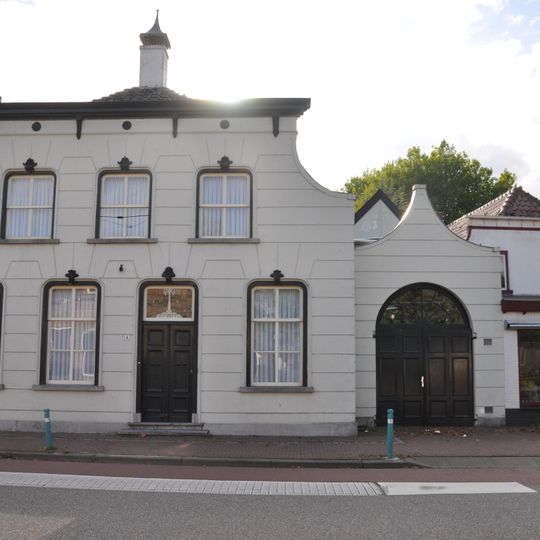 Woonhuis met naast gelegen koetshuis