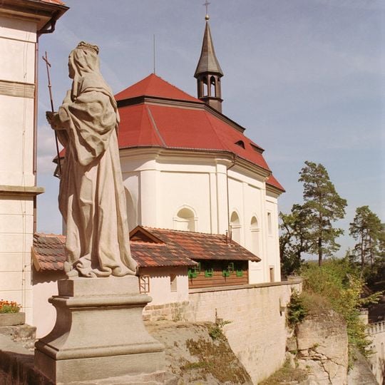 Socha svaté Walburgy před hradem Valdštejn